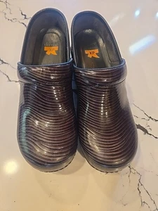 Dansko Women’s Size 40 Brown Patent Leather Striped Work Clog Shoes - Picture 1 of 13