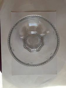 Cuenco de vidrio transparente con bordes dentados ~ con patas ~ grabado en el interior ~ 8 pulgadas - Imagen 1 de 7