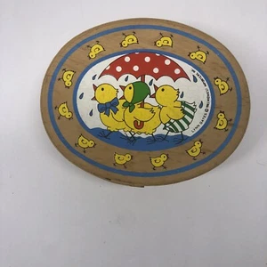 "Caja ovalada de madera Lynn Gates 1981 vintage - pollitos de día lluvioso 5,5"" x 4,5"" x 2""" - Imagen 1 de 5