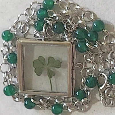 Medallón de vidrio trébol de 6 hojas tono plata collar 21" largo cuentas verdes Foto 1 de 4
