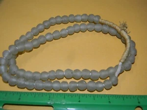 Cuentas de vidrio reciclado pequeñas transparentes de 8 mm vidrio africano redondo de Ghana - Imagen 1 de 3
