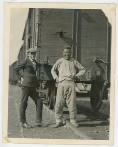 Vintage 1930er Foto China Peking Eisenbahn Zug Happy Coolie Pose Photo - Bild 1 von 2