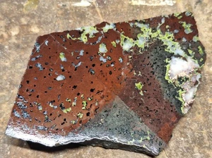 Hermosa epidota de cobre calcita en conglomerado - losa de piedra pulida - Michigan - Imagen 1 de 7