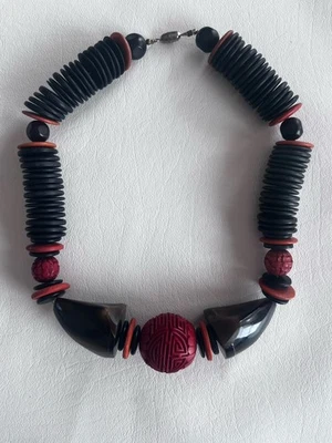 Cinabrio chino vintage madera negra, concha y otras cuentas naturales Foto 1 de 4