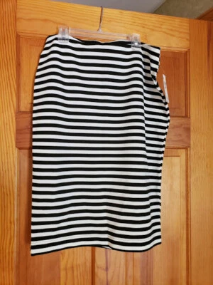 Falda lápiz mediana a rayas blanca y negra Attention para mujer Foto 1 de 4