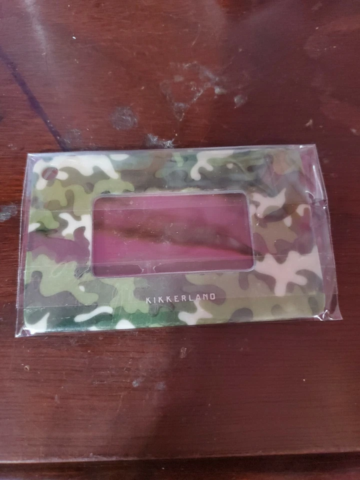 Tarjeta lupa tamaño bolsillo Kikkerland - 3,25" x 2" - camuflaje Foto 1 de 3