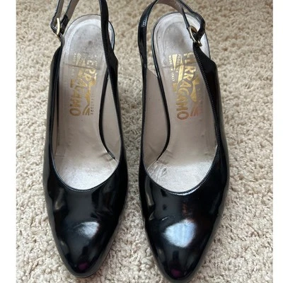 Tacones de charol negro vintage Salvatore Ferragamo talla 7 AA Italia Foto 1 de 4
