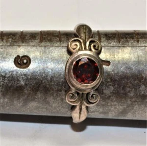 Con Timbro 925 Thailand Sterling Granato Argento Forma Rotonda Anello Sz 7 2.19g - Foto 1 di 2
