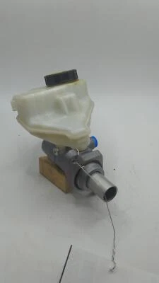 12-15 Range Rover Evoque Master Cylinder w/ Reservoir - Image 1 of 4