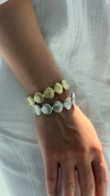 Pulsera concha chapada en oro: joyería de verano ajustable Foto 1 de 4