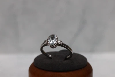 Anillo de tres piedras de oro blanco de 9 quilates aguamarina y diamantes - talla M Foto 1 de 4