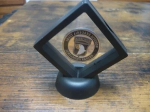 101st AIRBORNE DIVISION Münze mit Rahmen Verkäufer ist ein Kampftierarzt. TOLLES GESCHENK - NEU - Bild 1 von 3