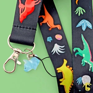DINOSAURIER SCHLÜSSELBAND leuchtende Triceratops Charm Schule Schlüsselring Namensschild Umhängeband Y2 - Bild 1 von 5