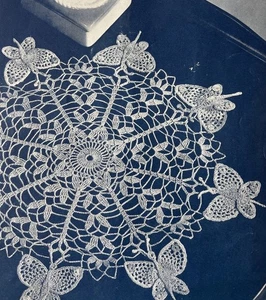 Vintage 1950er Royal Hand Häkelmuster Schmetterling Blumen 13" Deckchen - Bild 1 von 1