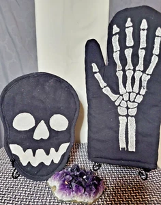 Juego de guante para horno esqueleto y soporte para olla calavera | Decoración de cocina gótica | Blanco y negro - Imagen 1 de 5