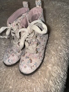 Cat & Jack Giovanna Toddler Girls' Lace-Up Side-Zipper Combat Boots Beige Floral - Picture 1 of 4