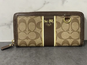 Portafoglio COACH Heritage Signature a righe con zip e fisarmonica marrone ottimo - Foto 1 di 8