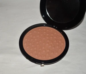 Signature Club A ultra creamy sheer lightweight powder #4 Tawny Tones - Picture 1 of 3