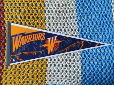Banderín firmado por los Golden State Warriors James Harden Foto 1 de 4