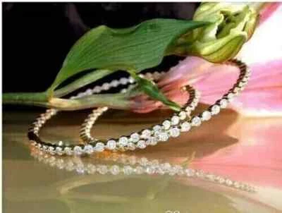 Aretes tipo argolla grandes de diamantes de corte redondo de 3 quilates con acabado en oro amarillo de 14 quilates Foto 1 de 4