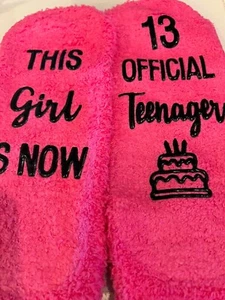HAPPYPOP Calcetines de Cumpleaños Rosa Caliente Idea de Regalo para Adolescentes Niñas Edad 13 Divertidos Novedad - Imagen 1 de 2