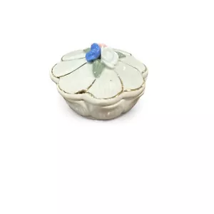Caja de anillo de baratija floral pequeña con tapa de flor de cerámica vintage de 2 3/4" de diámetro - Imagen 1 de 3