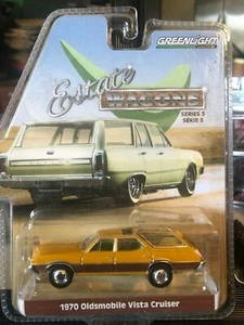 1/64 GREENLIGHT ESTATE WAGON 1970 OLDSMOBILE VISTA CRUISER GOLD & WOOD GRAIN - Picture 1 of 2