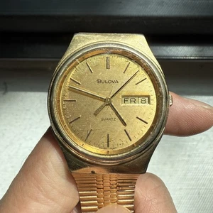 Reloj Pulsera Bulova Vintage Tono Dorado Cuarzo Hecho en Suiza Hombre’s 7067 Día Fecha - Imagen 1 de 10