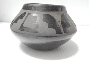 LUCY MARTINEZ : VINTAGE BLK/BLK SAN ILDEFONSO PUEBLO INDIAN POTTERY POT - Picture 1 of 5