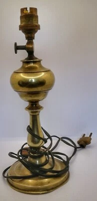 lampe en laiton dorée sur ancienne lampe à huile XXe - Photo 1/3