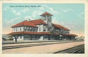 SAPULPA OKLAHOMA EISENBAHNDEPOT & HARVEY HAUS ALTE POSTKARTE ANSICHT - Bild 1 von 2