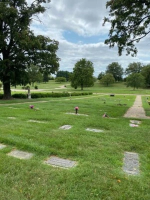 Dos parcelas de entierro en Meadowridge Memorial Park, Dorsey Road, Baltimore, MD Foto 1 de 2