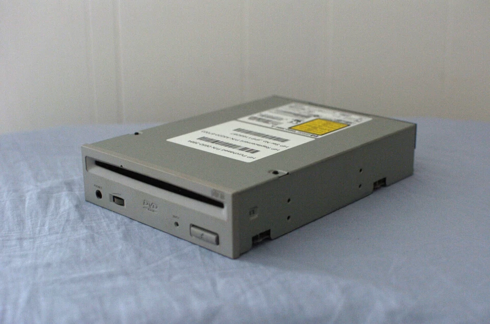 HP 0950-3984-A Pioneer DVD-305S SCSI-2 Slot-Load 10X DVD-ROM Drive - Image 1 of 4