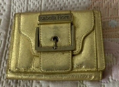 Cartera sin asas Isabella Fiore de cuero metálico dorado con hebilla triple pliegue  Foto 1 de 4