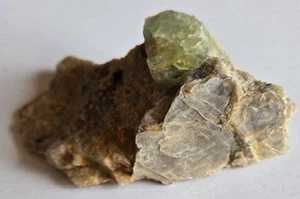 Glimmer mit grünem Beryll Kristall in Matrix 94 Gramm - Bild 1 von 9