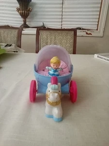 Fisher-Price Little People Disney Principessa Cenerentola cavallo musicale e carrozza. - Foto 1 di 8