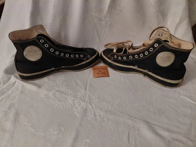 Zapatos de baloncesto BF Goodrich de lona negros vintage de 1940 - Tenis 8,5 Foto 1 de 4