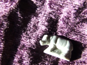 Rote Rose Tee Wade gefährdete Arten Serie Nashorn Figur - Bild 1 von 2