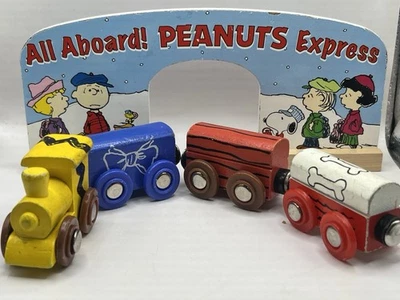 TODOS A BORDO AMENDOIM Trens de Madeira CHARLIE BROWN, SNOOPY, LUCY+ Thomas Tank - Imagem 1 de 4