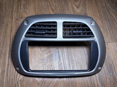 Toyota Rav4 2001-2003 OEM tablero central radio bisel con rejillas de ventilación plateado Foto 1 de 4