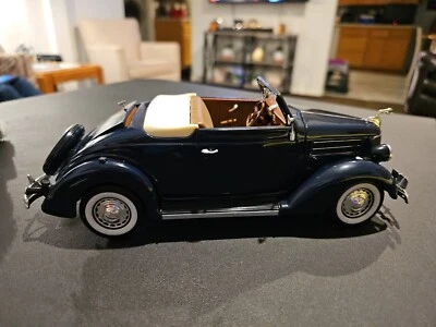 1:18 1936 Ford Deluxe Cabriolet. Welly # 9867 - Image 1 of 4
