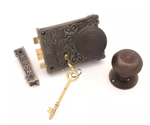 Cerradura de pestillo de puerta de borde floral de hierro antiguo de colección con elección de conjunto de perillas de bronce envejecidas - Imagen 1 de 8