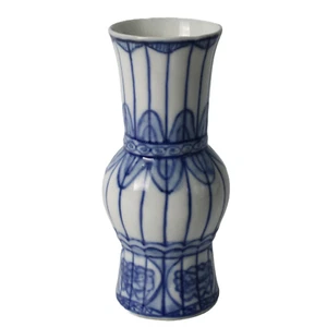 Small Blue and White Porcelain Vase - Traditional Chinese Design - Picture 1 of 7