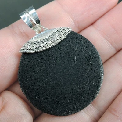 Ciondolo tondo in argento sterling 925 lava vulcanica nera naturale... - Immagine 1 di 4