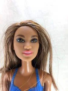 1 - BLE12 Barbie Beach Doll Nikki Molded Swimsuit Flat Feet - Picture 1 of 7