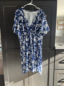 Vestido Shein Curve Azul Con Estampado Floral Blanco, Cuello en V Cintura Elástica Talla 3XL - Imagen 1 de 12