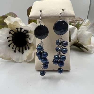 Pendientes colgantes Cha Cha de plata de ley con perlas teñidas de azul  Foto 1 de 4