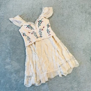 HERMOSO MINI VESTIDO DE NOVIA ESTILO VINTAGE DE ENCAJE BORDADO CREMA/ROSA CHECOCRE - Imagen 1 de 9