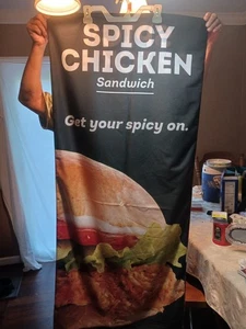 Striscione in tessuto con sabbia di pollo piccante di Wendy su due lati - Foto 1 di 7