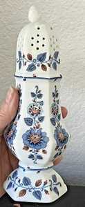 Estee Lauder 1979 Porcelain Talc Powder Shaker Vintage Kitchy White Blue Flowers - Picture 1 of 4